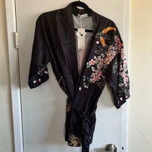 Short kimono. Black with flowers and coy. One Size.